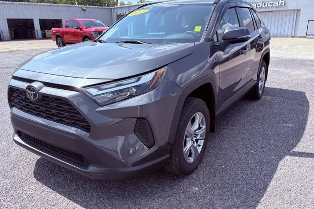2023 Toyota RAV4 XLE photo 1