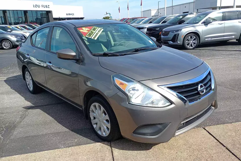 2015 Nissan Versa SV photo 1