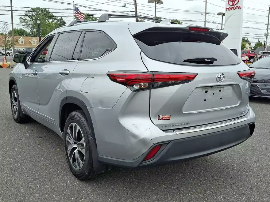 2022 Toyota Highlander XLE photo 1