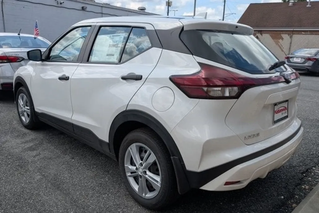 2025 Nissan Kicks Play S photo 1