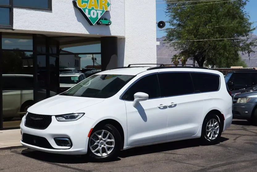2022 Chrysler Pacifica Touring L photo 1