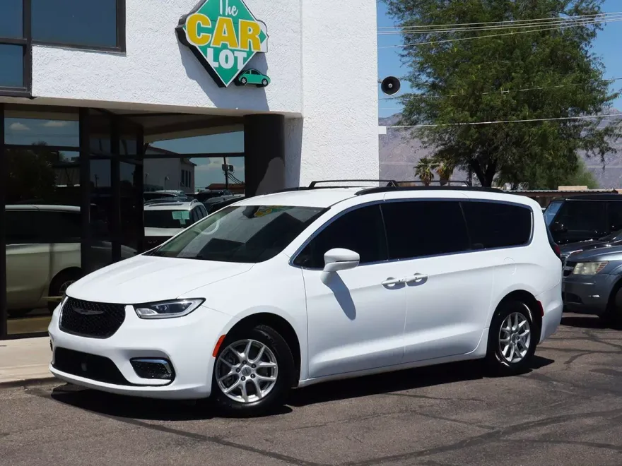 2022 Chrysler Pacifica Touring L photo 1