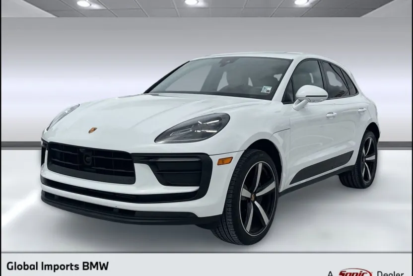 2023 Porsche Macan T photo 1