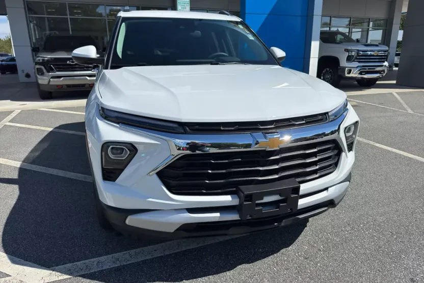 2025 Chevrolet Trailblazer LT photo 1
