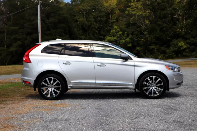 2015 Volvo XC60 T6 Platinum photo 1