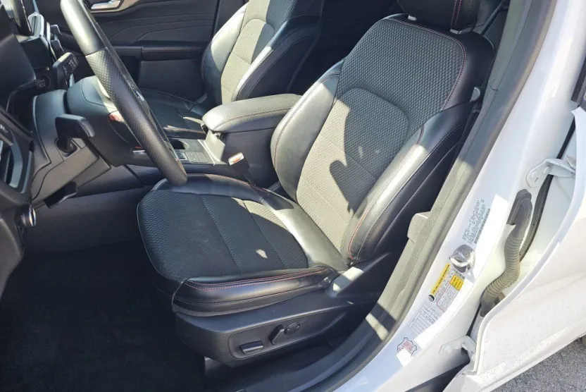 2023 Ford Escape ST-Line photo 1
