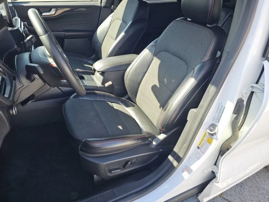 2023 Ford Escape ST-Line photo 1
