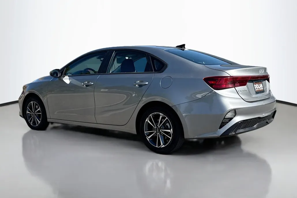 2023 Kia Forte LXS photo 1
