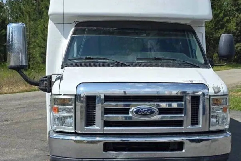 2011 Ford E-450 photo 1