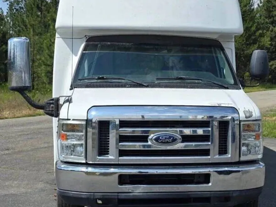 2011 Ford E-450 photo 1