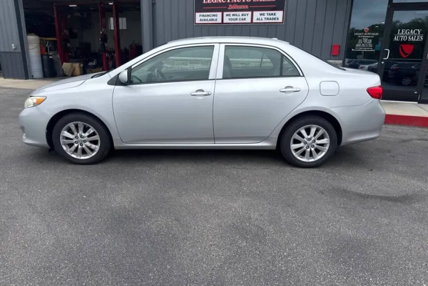 2009 Toyota Corolla LE photo 1