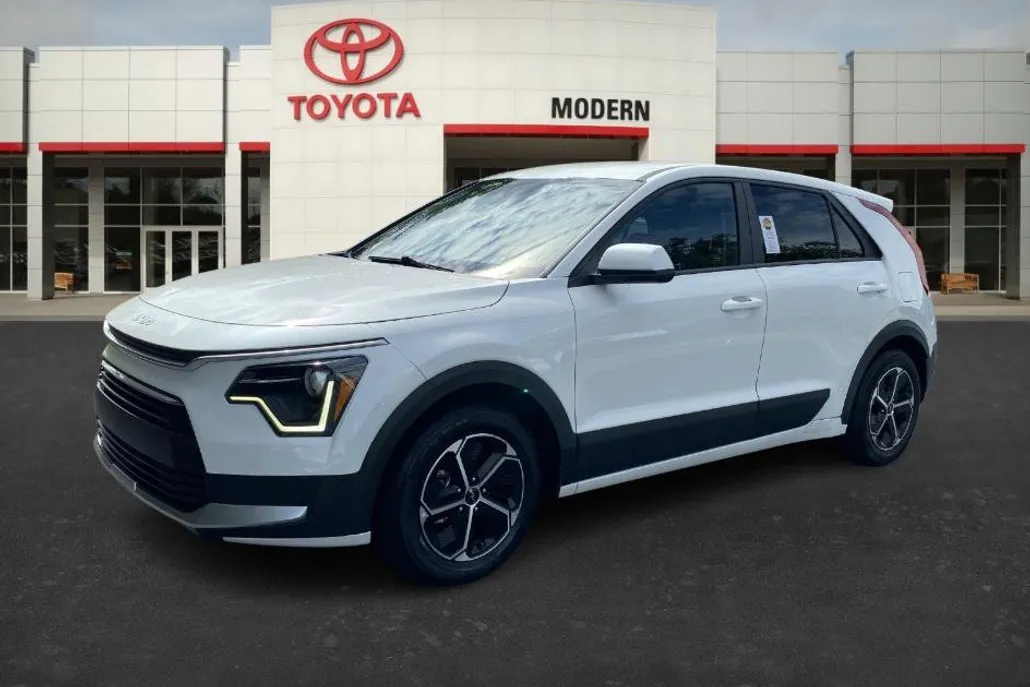 2023 Kia Niro LX photo 1