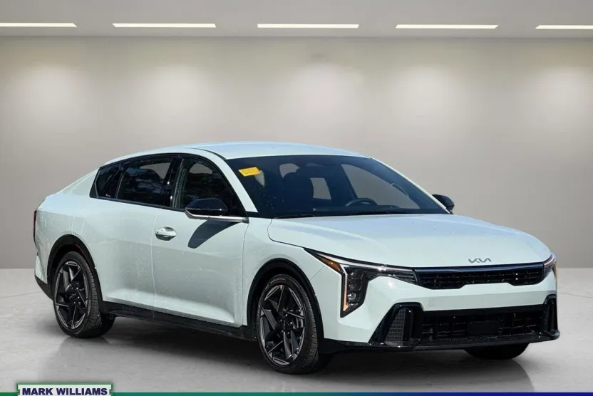 2025 Kia K4 GT-Line photo 1