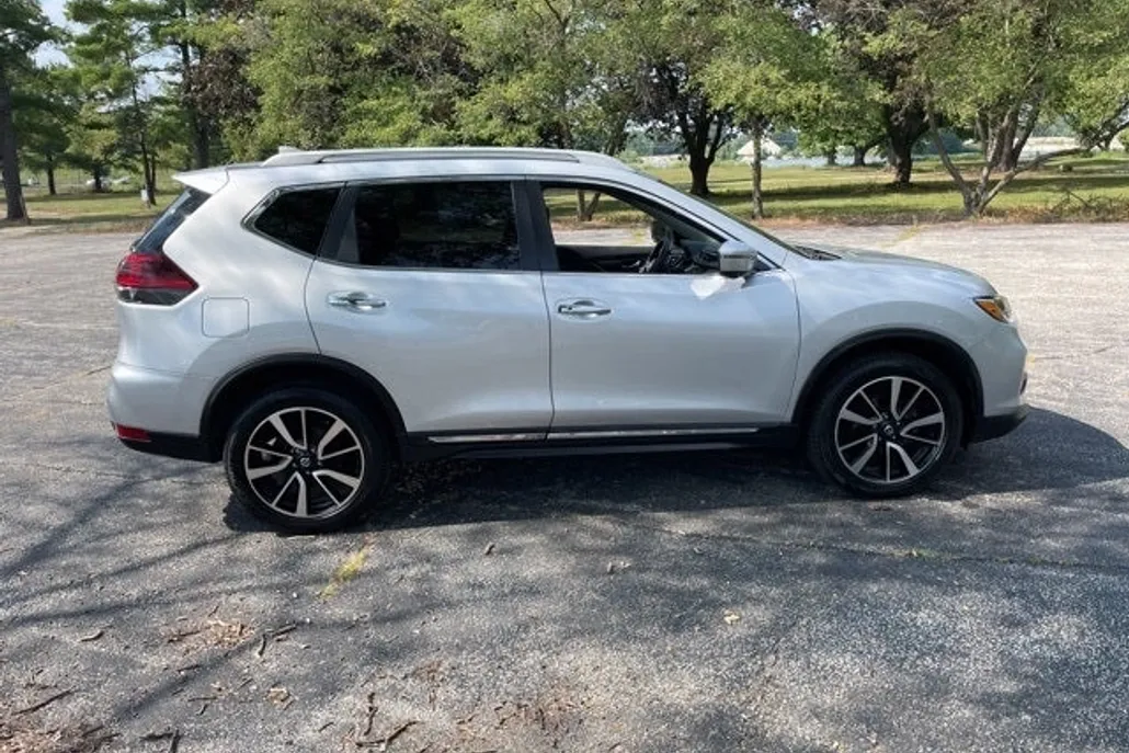 2019 Nissan Rogue SL photo 1