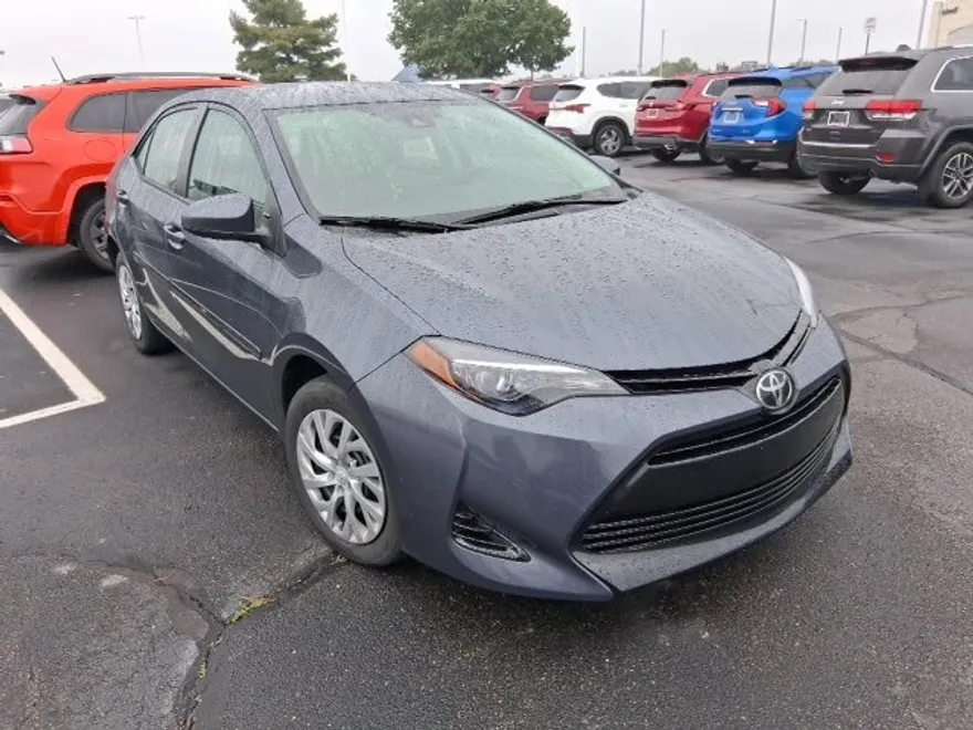 2017 Toyota Corolla LE photo 1