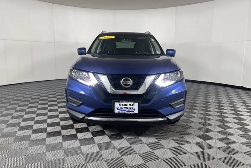 2018 Nissan Rogue SV photo 1