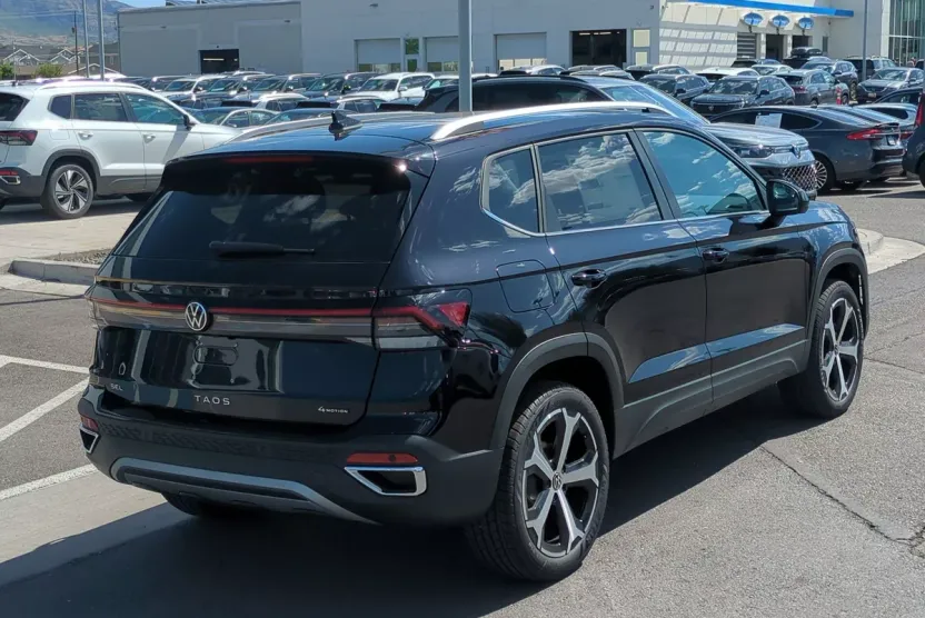 2025 Volkswagen Taos SEL photo 1