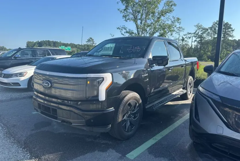 2023 Ford F-150 Lightning Lariat photo 1