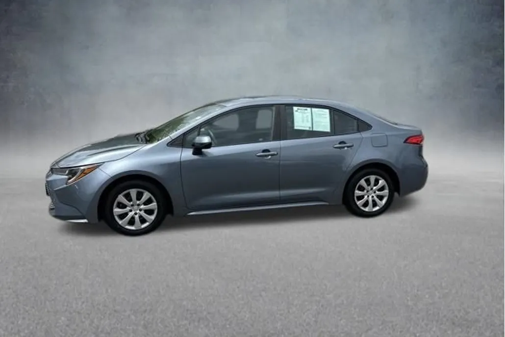 2021 Toyota Corolla LE photo 1