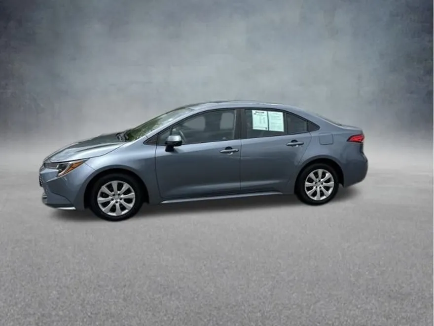 2021 Toyota Corolla LE photo 1