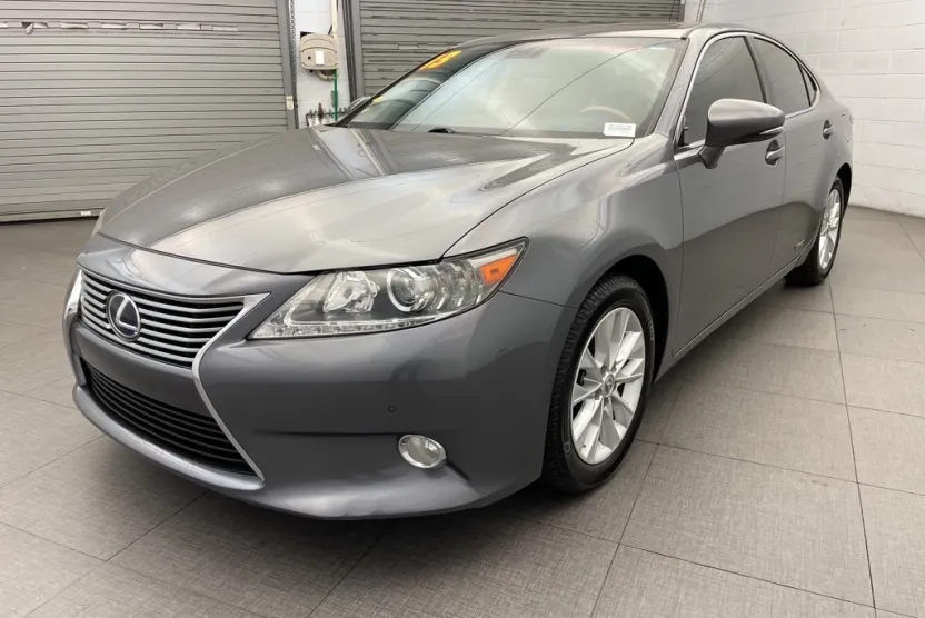 2013 Lexus ES 300h Luxury photo 1