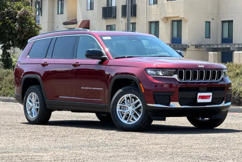 2025 Jeep Grand Cherokee Laredo photo 1