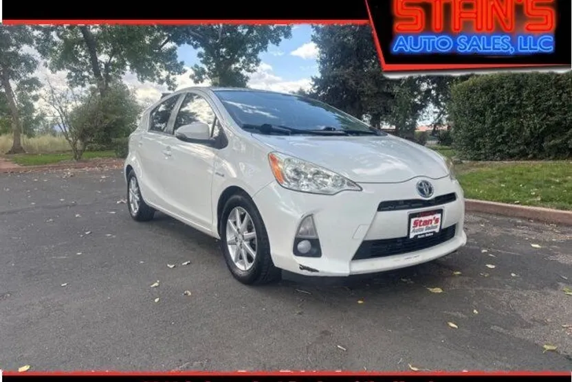 2014 Toyota Prius Four photo 1