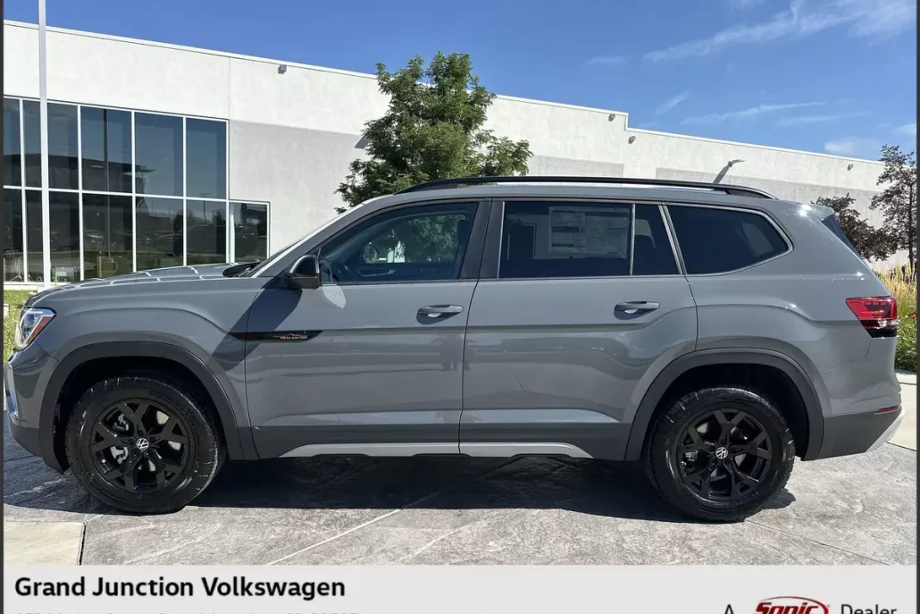 2025 Volkswagen Atlas Peak Edition SE photo 1