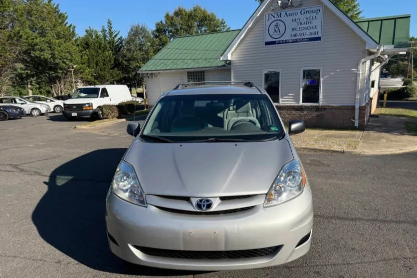 2008 Toyota Sienna LE photo 1