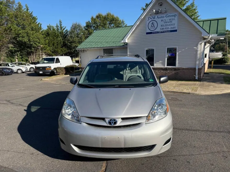 2008 Toyota Sienna LE photo 1