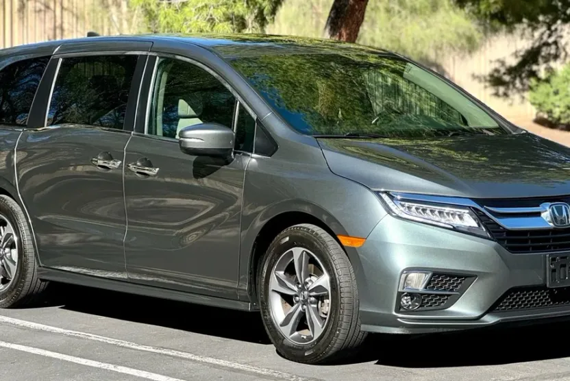 2018 Honda Odyssey Touring photo 1