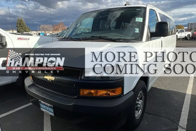 2022 Chevrolet Express Passenger 3500 photo 1