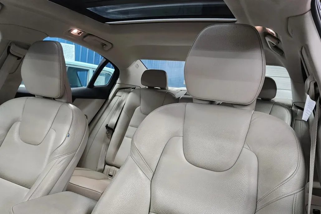 2021 Volvo S60 T6 Momentum photo 1