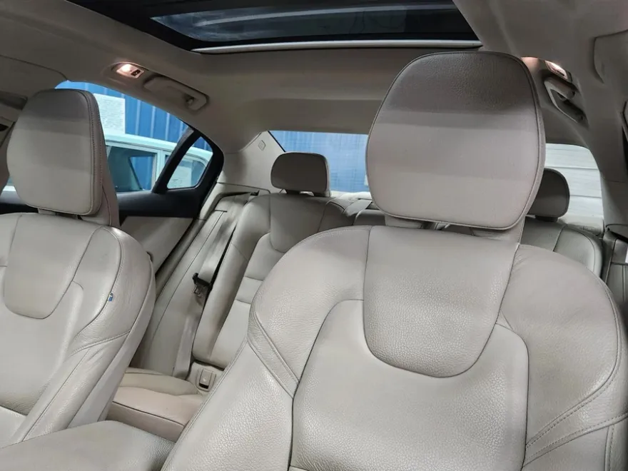 2021 Volvo S60 T6 Momentum photo 1
