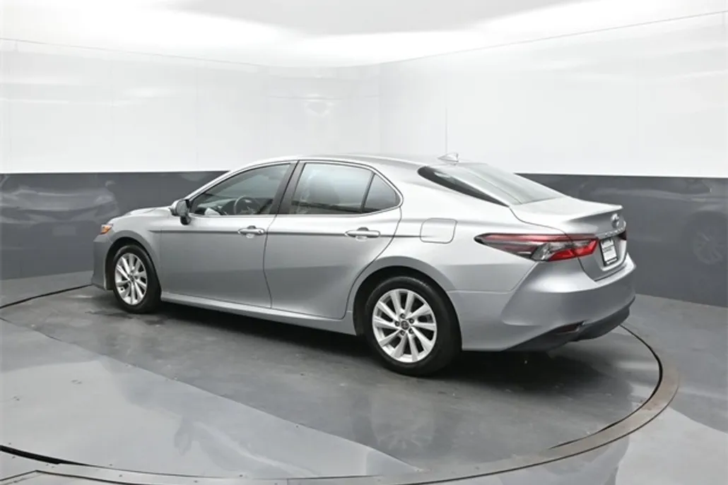 2023 Toyota Camry LE photo 1