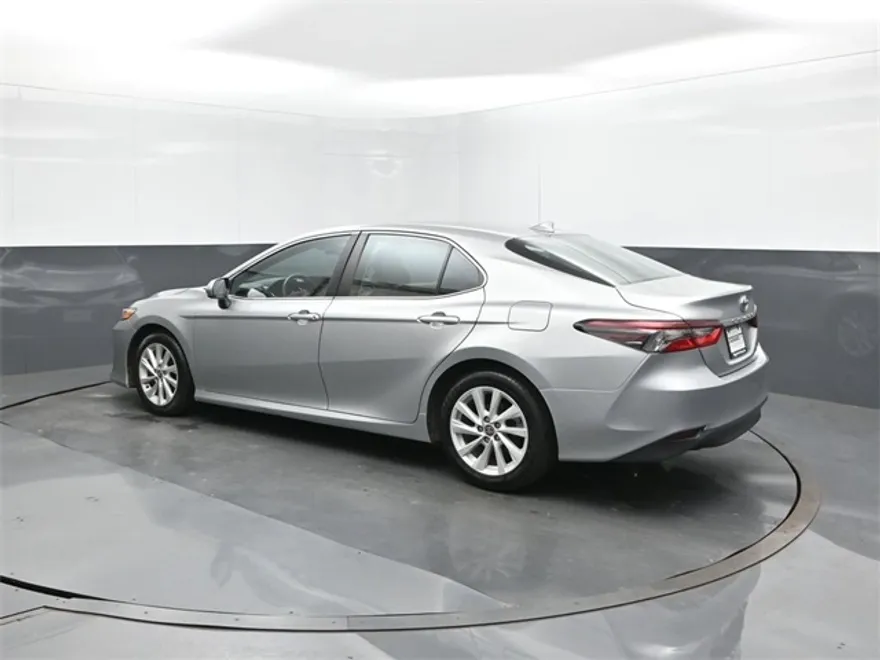 2023 Toyota Camry LE photo 1