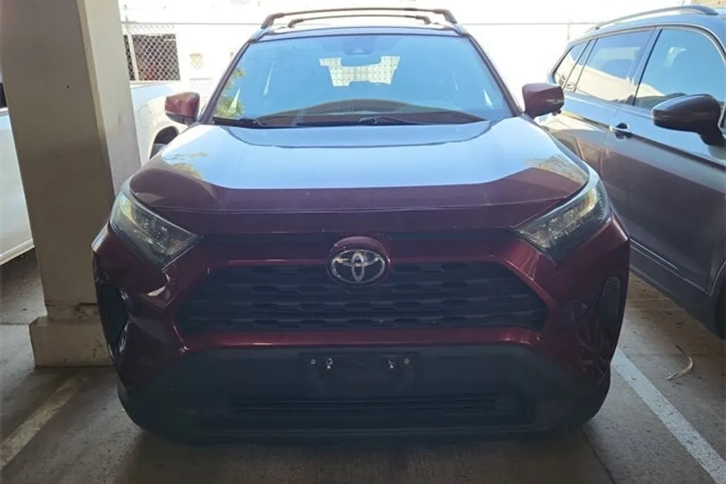 2020 Toyota RAV4 LE photo 1