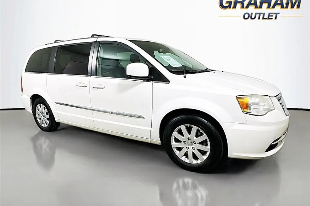 2013 Chrysler Town & Country Touring photo 1