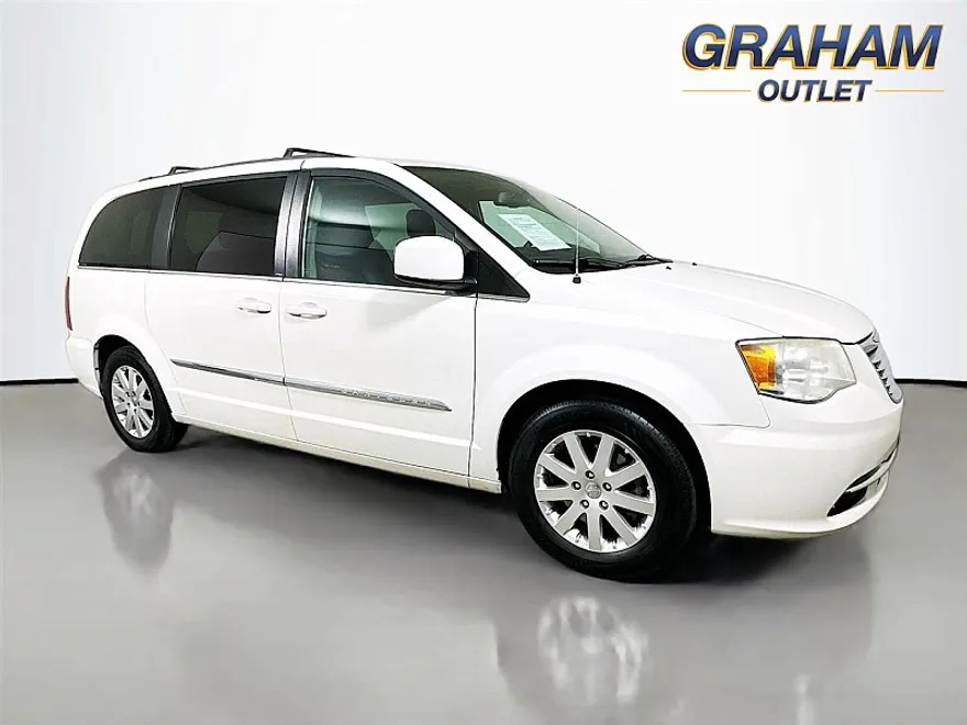 2013 Chrysler Town & Country Touring photo 1