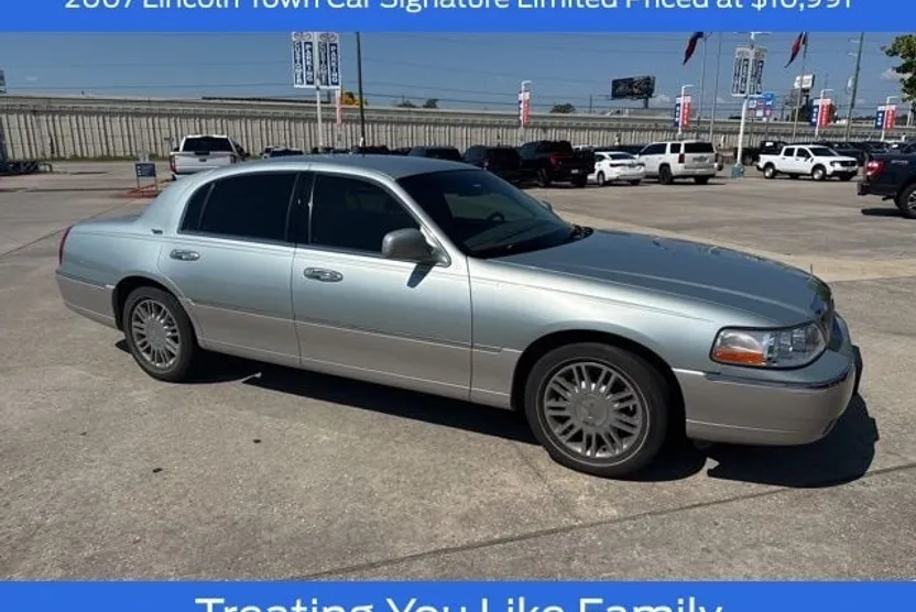 2007 Lincoln Town Car Signature Limited photo 1