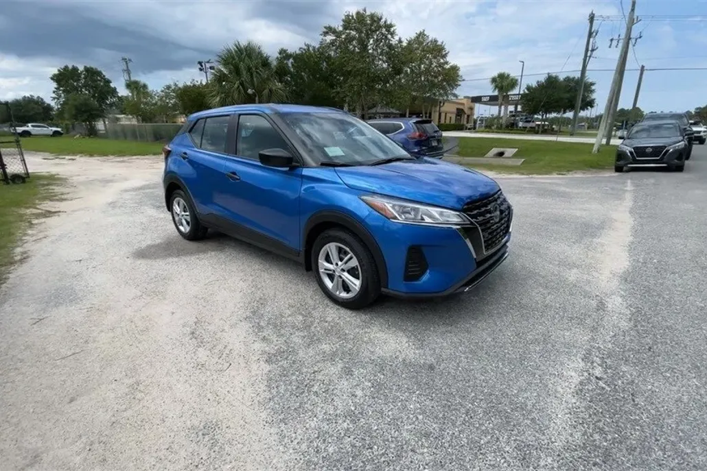 2025 Nissan Kicks Play S photo 1