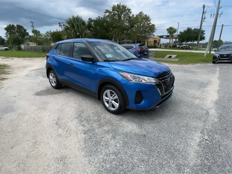 2025 Nissan Kicks Play S photo 1