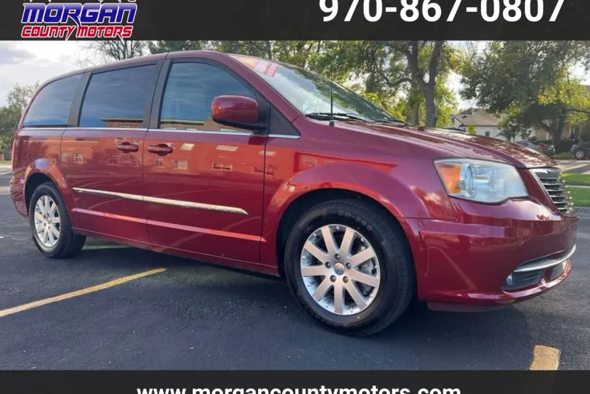 2013 Chrysler Town & Country Touring photo 1