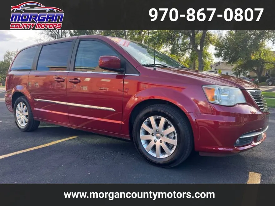 2013 Chrysler Town & Country Touring photo 1