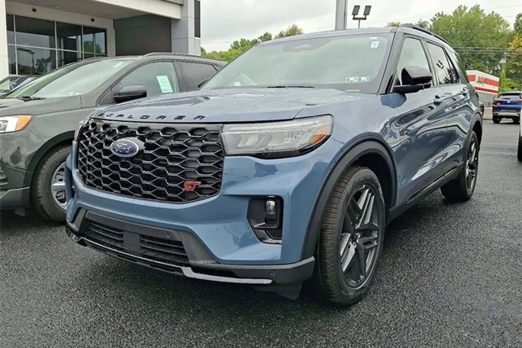 2025 Ford Explorer ST photo 1