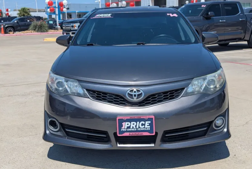 2014 Toyota Camry SE photo 1