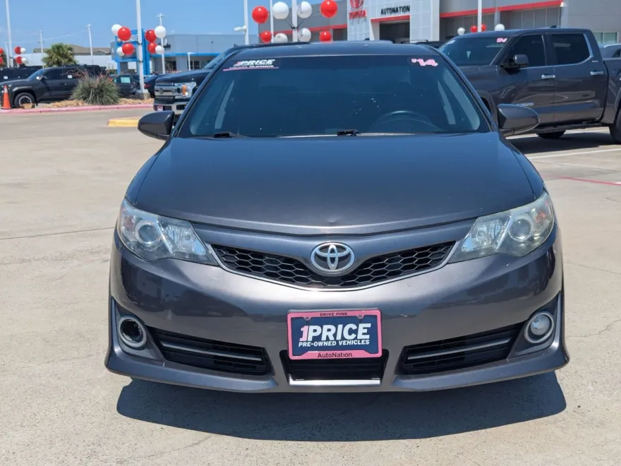 2014 Toyota Camry SE photo 1