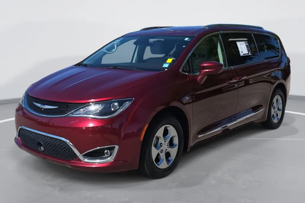 2017 Chrysler Pacifica Touring Plus photo 1