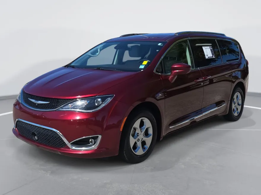 2017 Chrysler Pacifica Touring Plus photo 1