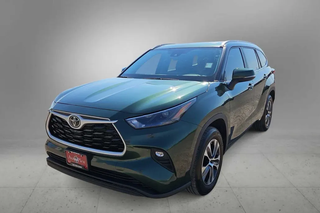 2023 Toyota Highlander XLE photo 1